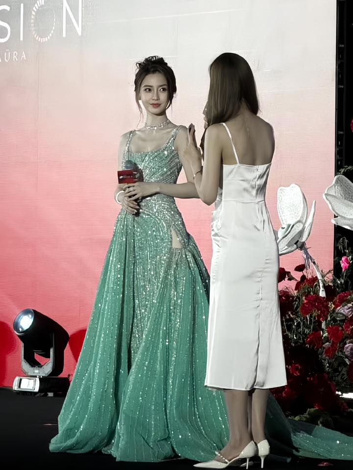 "Đại chiến" cam thường Cbiz: Triệu Lệ Dĩnh phờ phạc khó tin, Angelababy lộ ngực gầy trơ xương, Dương Mịch dư sức chấp cả 2!- Ảnh 4.