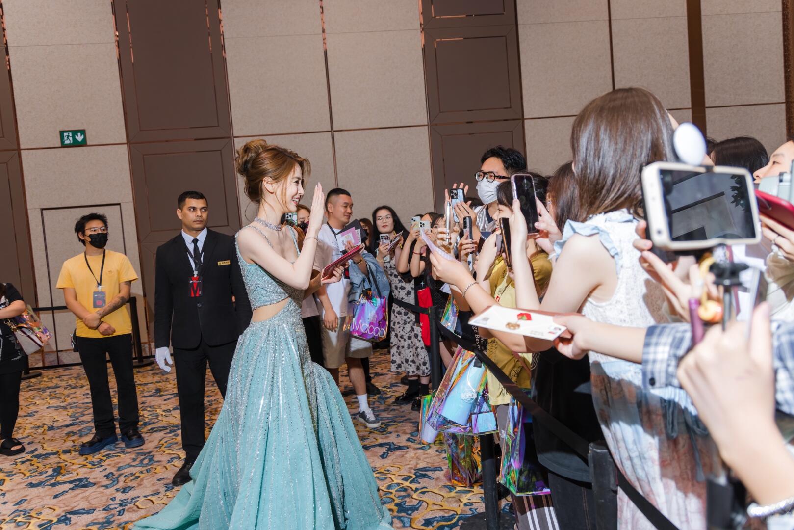 "Đại chiến" cam thường Cbiz: Triệu Lệ Dĩnh phờ phạc khó tin, Angelababy lộ ngực gầy trơ xương, Dương Mịch dư sức chấp cả 2!- Ảnh 7.