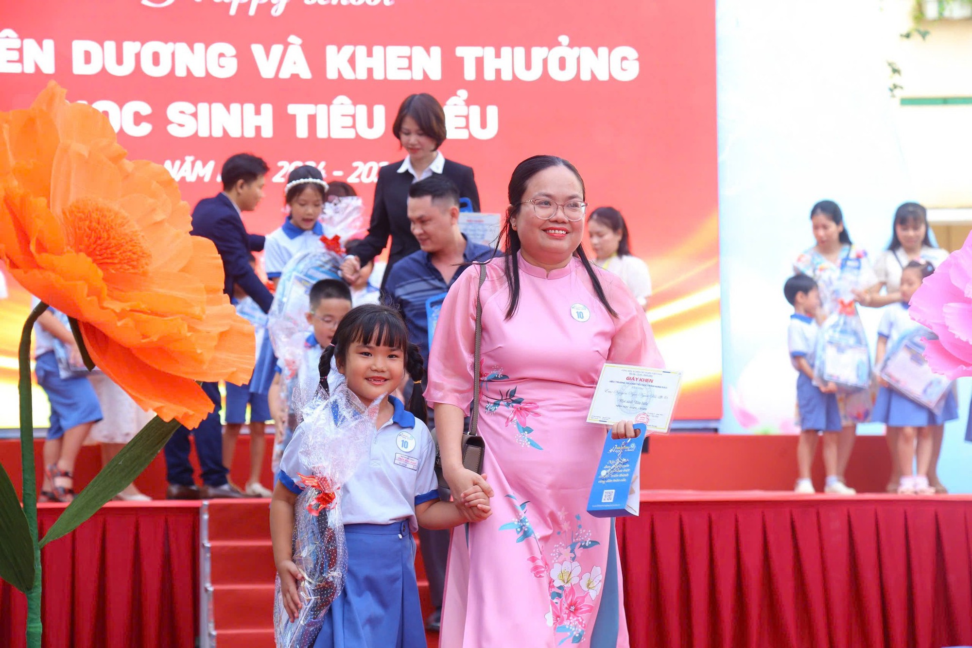Bất ngờ tại lễ tổng kết năm học: Phụ huynh cũng được vinh danh- Ảnh 2.
