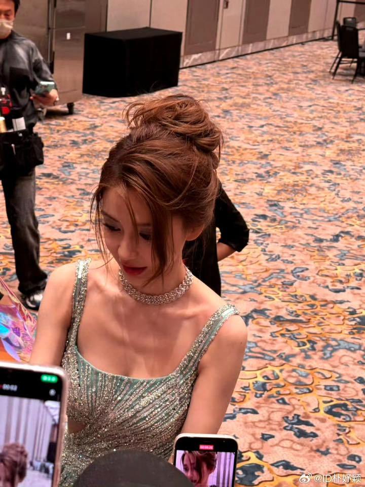 "Đại chiến" cam thường Cbiz: Triệu Lệ Dĩnh phờ phạc khó tin, Angelababy lộ ngực gầy trơ xương, Dương Mịch dư sức chấp cả 2!- Ảnh 6.