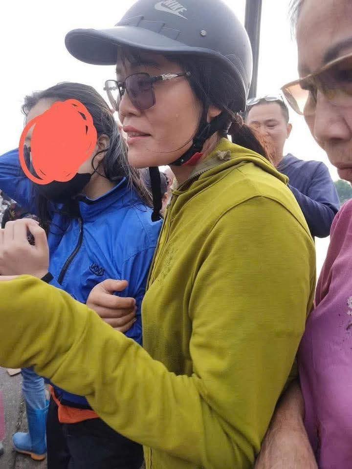 Gặp cô giáo dũng cảm ở Nam Định: Từ viện chở mẹ về, chỉ kịp hét “Mẹ ơi, con cứu người đây!” rồi lao xuống dòng nước xiết cứu sống nữ sinh tự tử- Ảnh 1.