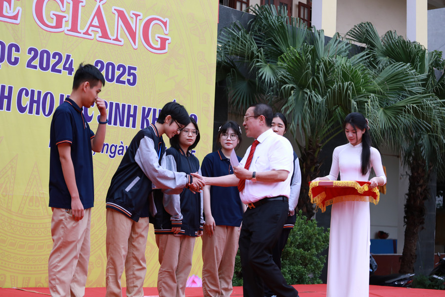Không khí rộn ràng của thầy trò trong dịp bế giảng năm học- Ảnh 6.