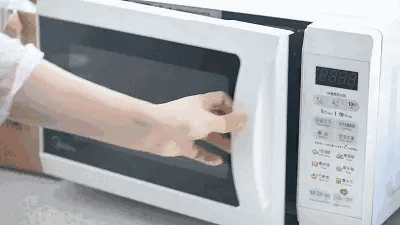 Tưởng "biết rồi khổ lắm nói mãi" vậy mà vẫn có người dùng lò vi sóng kiểu này mà không biết NGUY HIỂM kề bên- Ảnh 1.