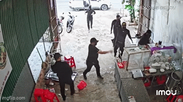 Kinh hoàng clip nhóm người mặc đồ đen đập phá quán phở tan hoang chỉ sau một câu nói- Ảnh 1.