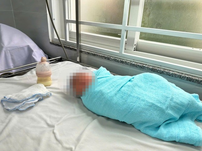 Bé gái sơ sinh bị bỏ rơi trên đường ở Bình Dương- Ảnh 1.