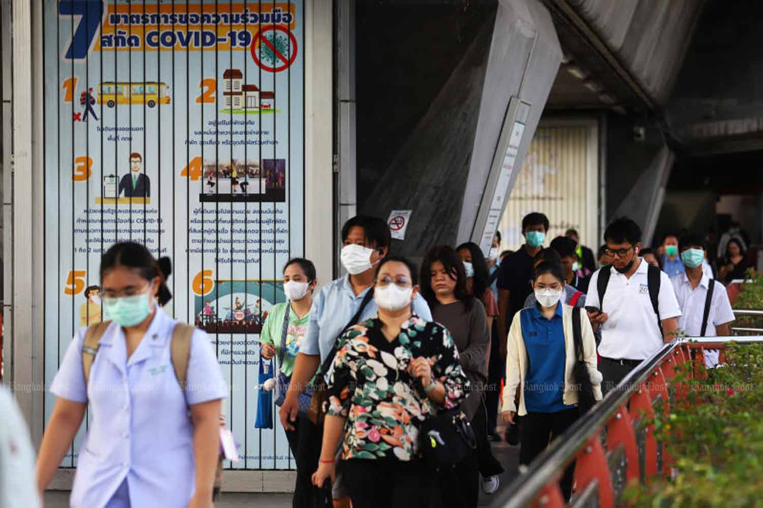 Báo động đỏ Covid-19 tại Thái Lan: Hơn 53.000 ca dương tính, 5 ca tử vong chỉ trong 1 tuần, Bangkok "đứng đầu bảng"!- Ảnh 1.