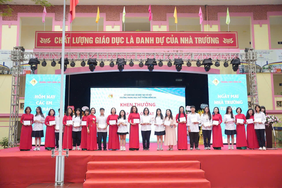 Không khí rộn ràng của thầy trò trong dịp bế giảng năm học- Ảnh 19.