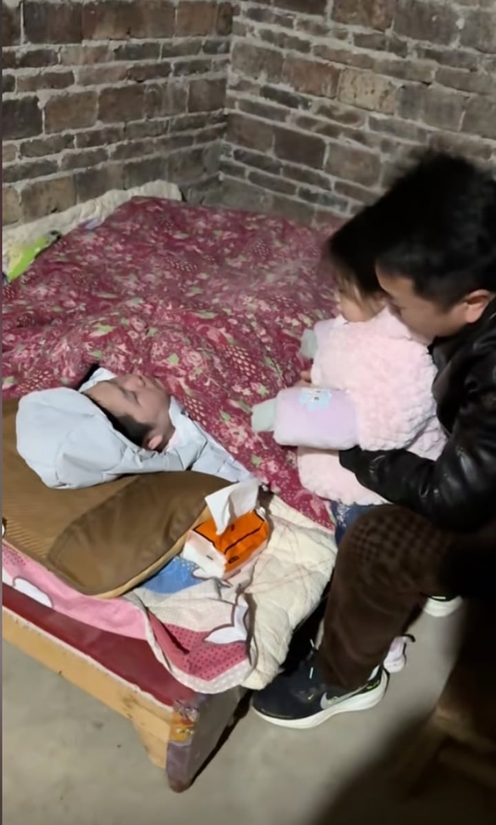 Vợ u não sống thực vật, chồng hát, nhảy mỗi ngày để đánh thức và phép màu xảy ra- Ảnh 1.