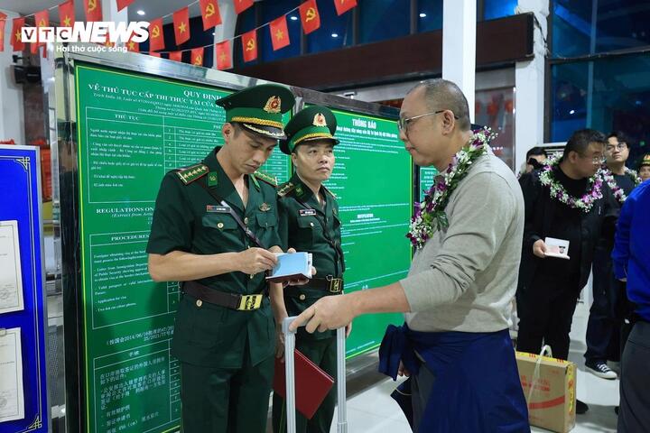 Cận cảnh tàu khách liên vận Việt Nam - Trung Quốc hoạt động trở lại sau 5 năm- Ảnh 3.