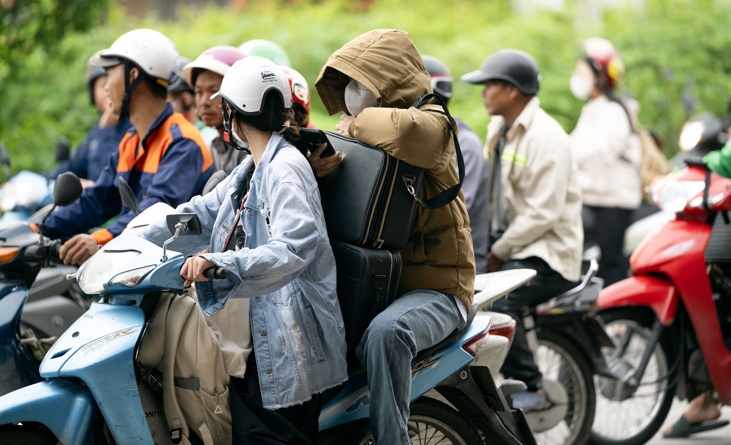 Không khí lạnh bất ngờ "tạt ngang" Hà Nội cuối tháng 5: Dân tình ngơ ngác vì phải mặc áo ấm!- Ảnh 7.