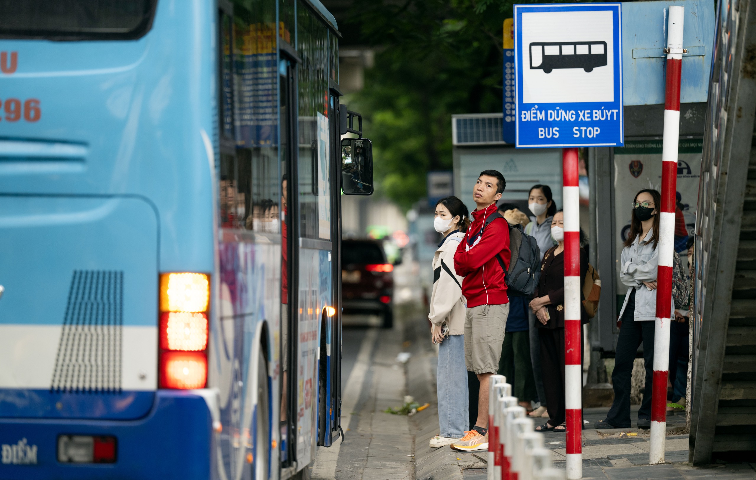 Không khí lạnh bất ngờ "tạt ngang" Hà Nội cuối tháng 5: Dân tình ngơ ngác vì phải mặc áo ấm!- Ảnh 5.