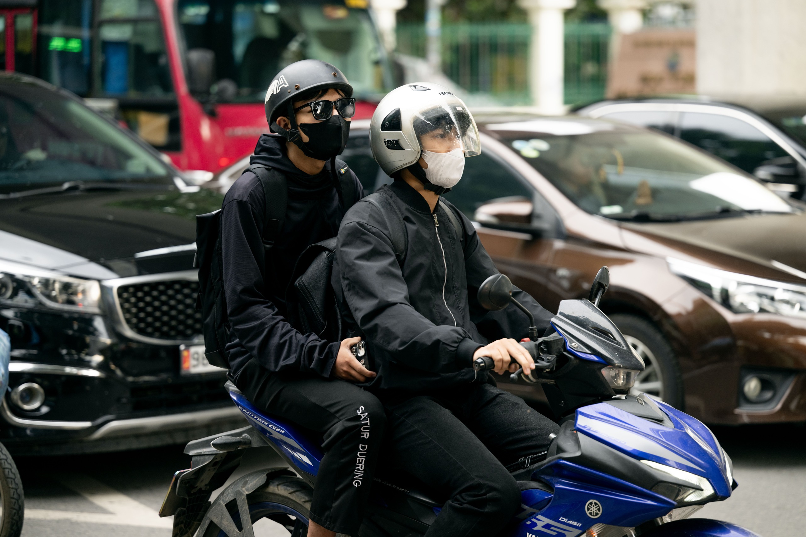 Không khí lạnh bất ngờ "tạt ngang" Hà Nội cuối tháng 5: Dân tình ngơ ngác vì phải mặc áo ấm!- Ảnh 3.