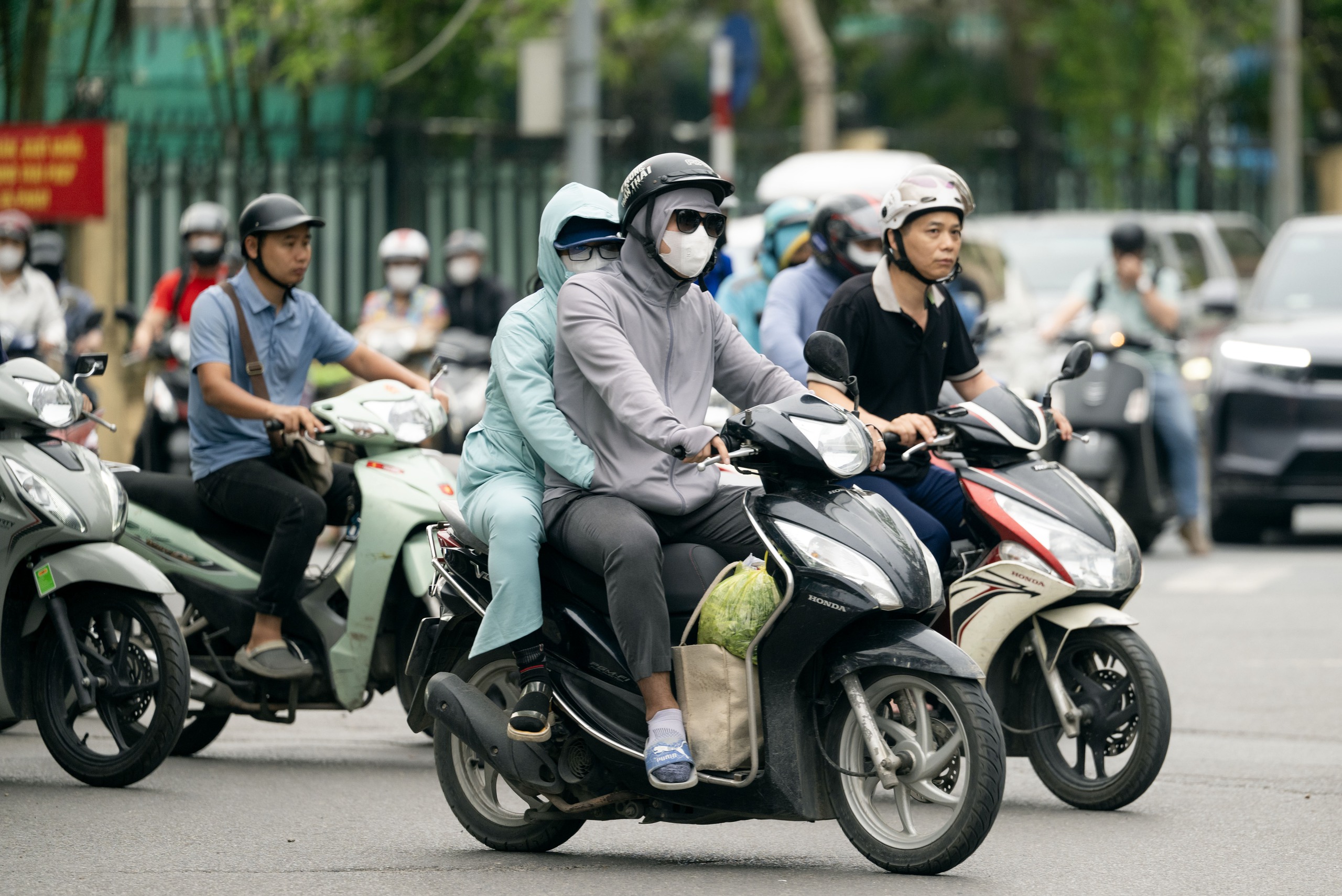 Không khí lạnh bất ngờ "tạt ngang" Hà Nội cuối tháng 5: Dân tình ngơ ngác vì phải mặc áo ấm!- Ảnh 9.