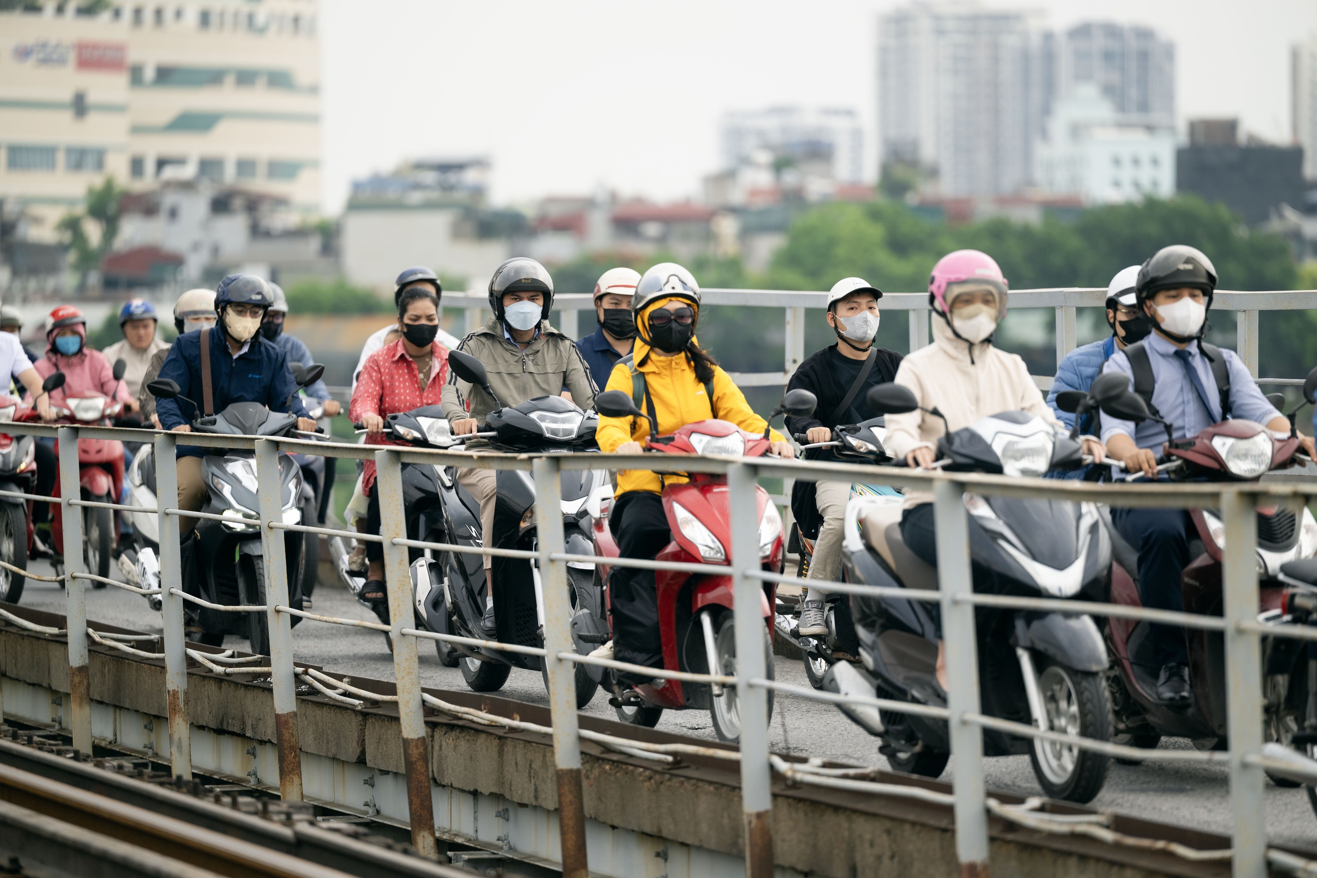 Không khí lạnh bất ngờ "tạt ngang" Hà Nội cuối tháng 5: Dân tình ngơ ngác vì phải mặc áo ấm!- Ảnh 1.
