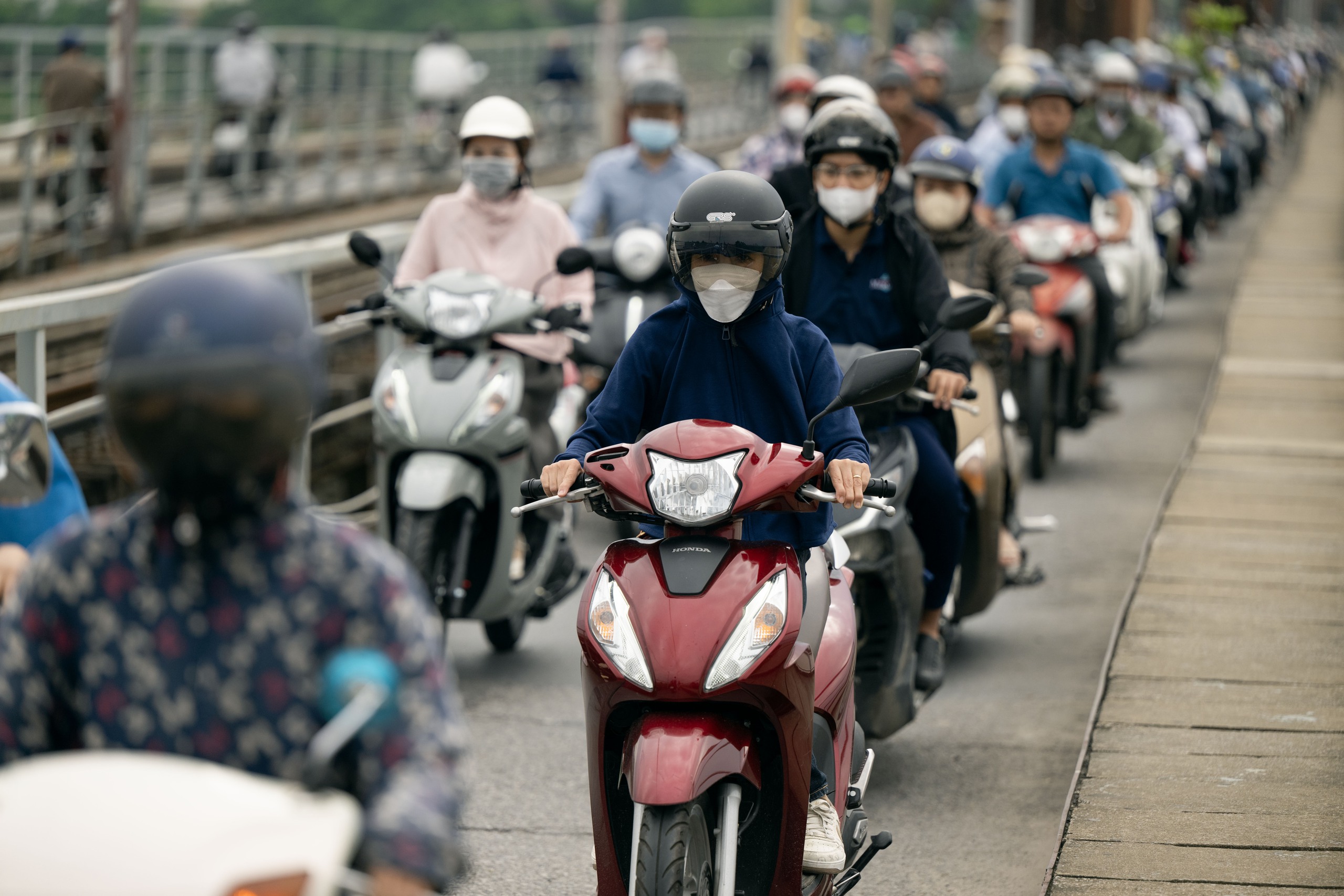 Không khí lạnh bất ngờ "tạt ngang" Hà Nội cuối tháng 5: Dân tình ngơ ngác vì phải mặc áo ấm!- Ảnh 4.