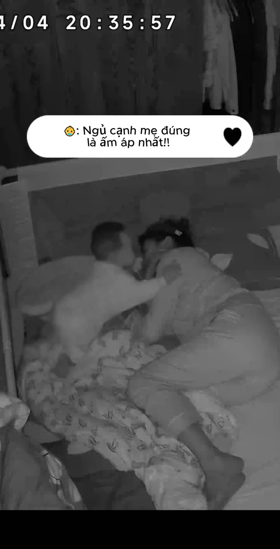 Em bé tỉnh dậy trong bóng tối, bất ngờ ngồi dậy làm một việc khiến ai cũng xúc động rưng rưng- Ảnh 1.