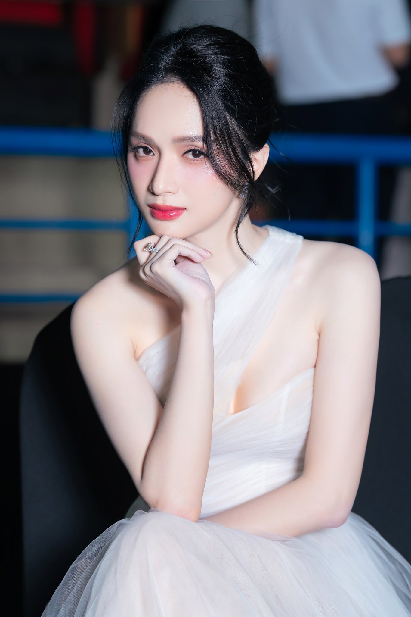 Hoa hậu Hương Giang da trắng, căng mọng collagen nhờ 1 kiểu bôi kem chống nắng, bảo sao thường xuyên ở ngoài trời cũng không hề "xi nhê"- Ảnh 6.
