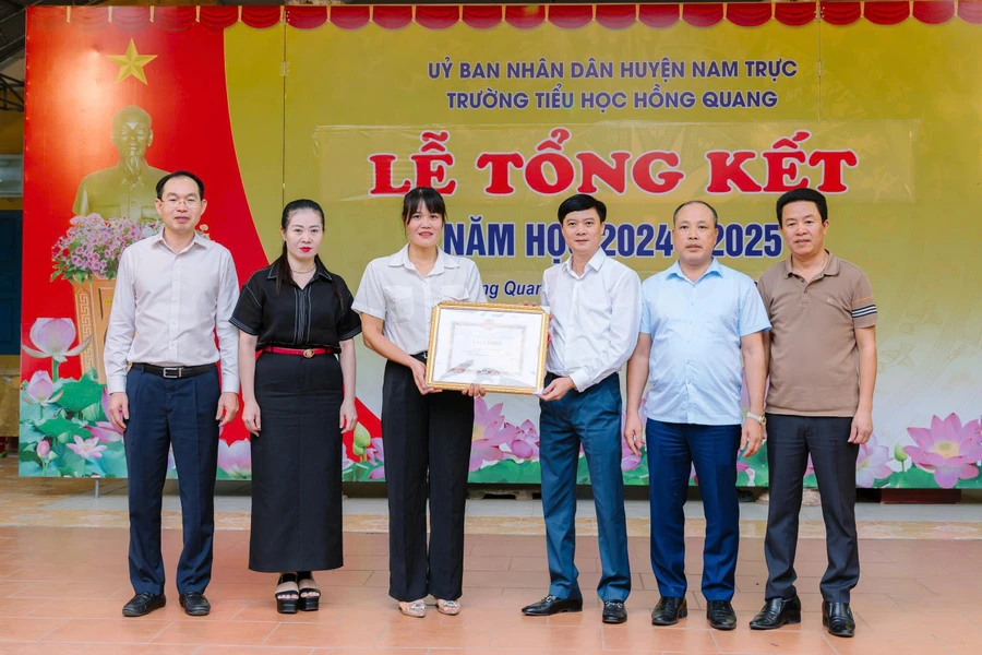 Khen thưởng cô giáo Nam Định dũng cảm nhảy sông cứu người- Ảnh 1.