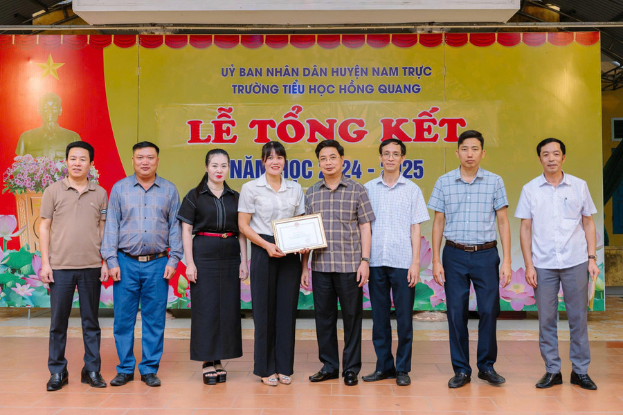 Khen thưởng cô giáo Nam Định dũng cảm nhảy sông cứu người- Ảnh 4.