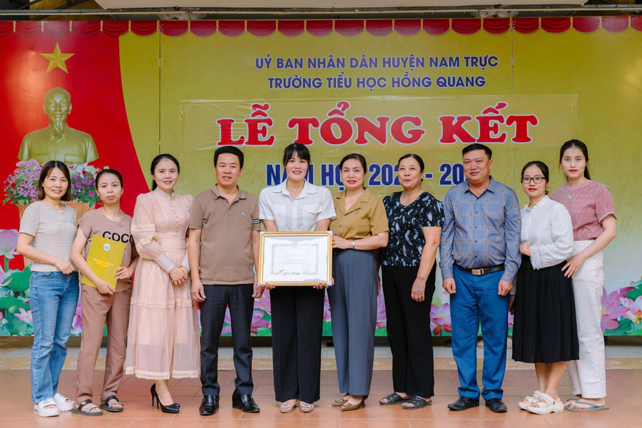Khen thưởng cô giáo Nam Định dũng cảm nhảy sông cứu người- Ảnh 5.