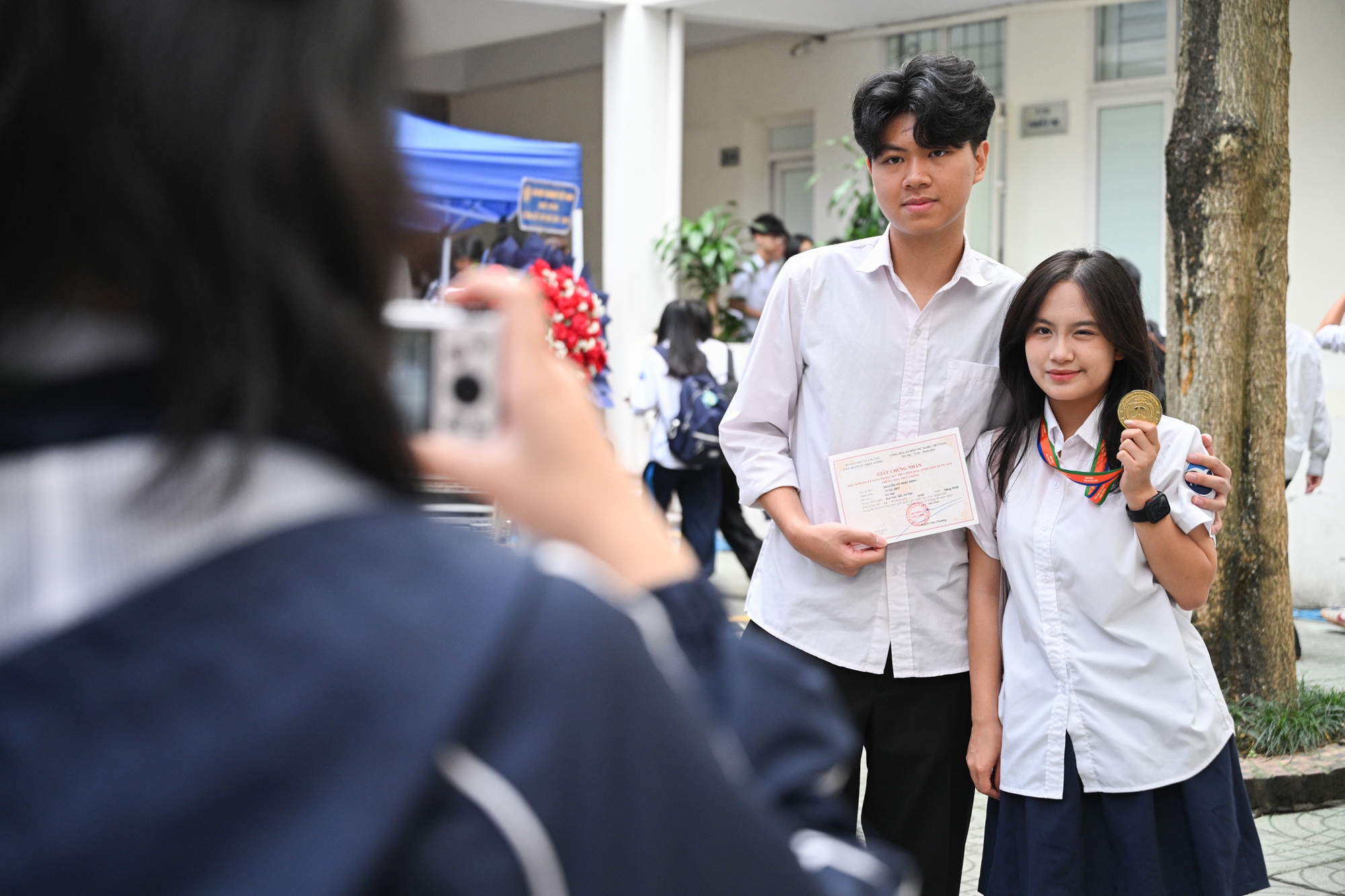 Chuyên Ngữ bế giảng trong một sáng cuối tháng 5 se lạnh: Vừa vui, vừa buồn, vừa nhớ- Ảnh 7.