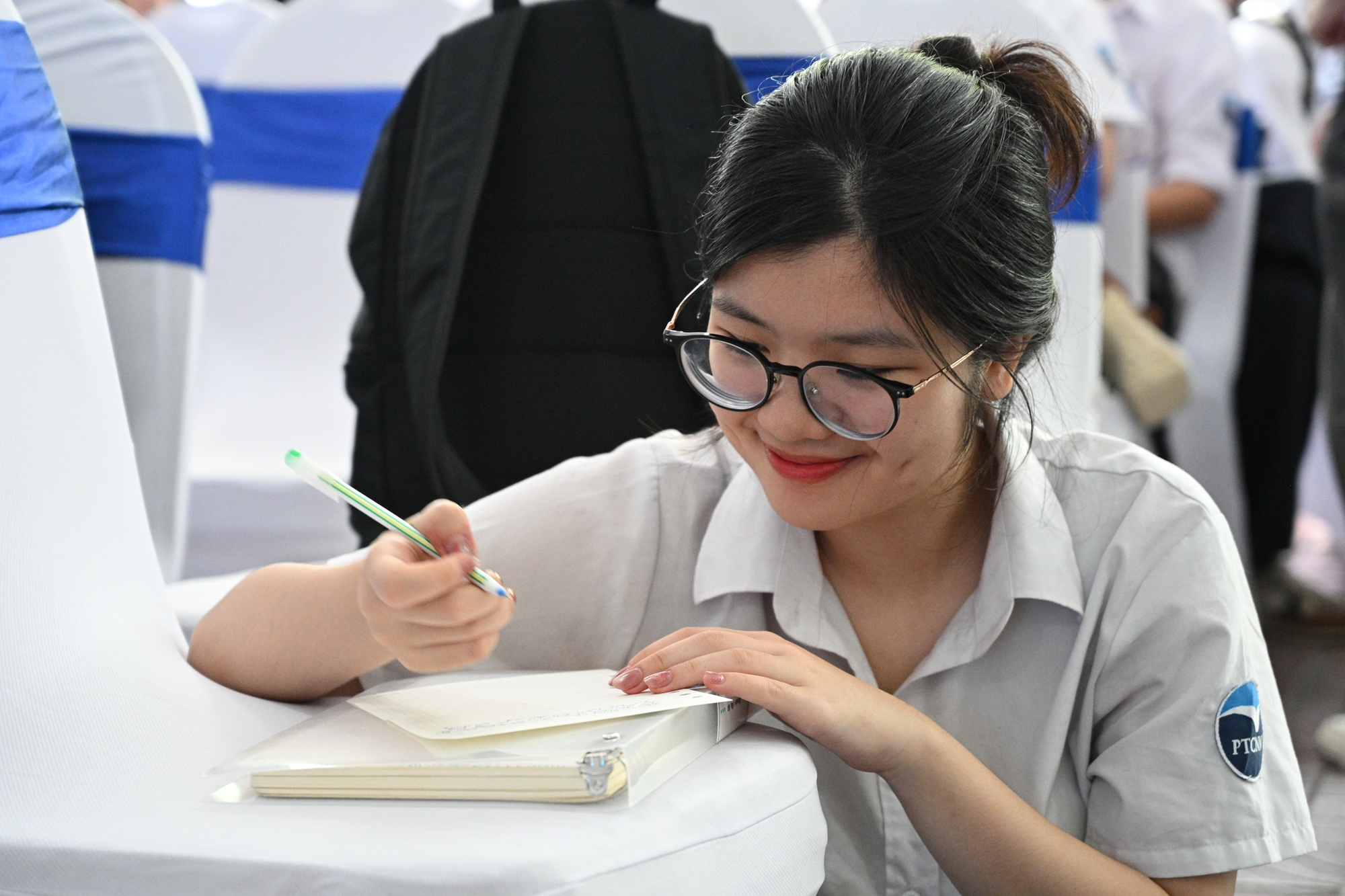 Chuyên Ngữ bế giảng trong một sáng cuối tháng 5 se lạnh: Vừa vui, vừa buồn, vừa nhớ- Ảnh 18.