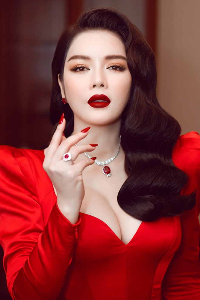Showbiz Việt có nữ đại gia kim cương: Đựng đầy 5 két sắt, bị bệnh liền lấy viên hơn 500 tỷ đồng làm 1 việc khó ngờ!- Ảnh 4.