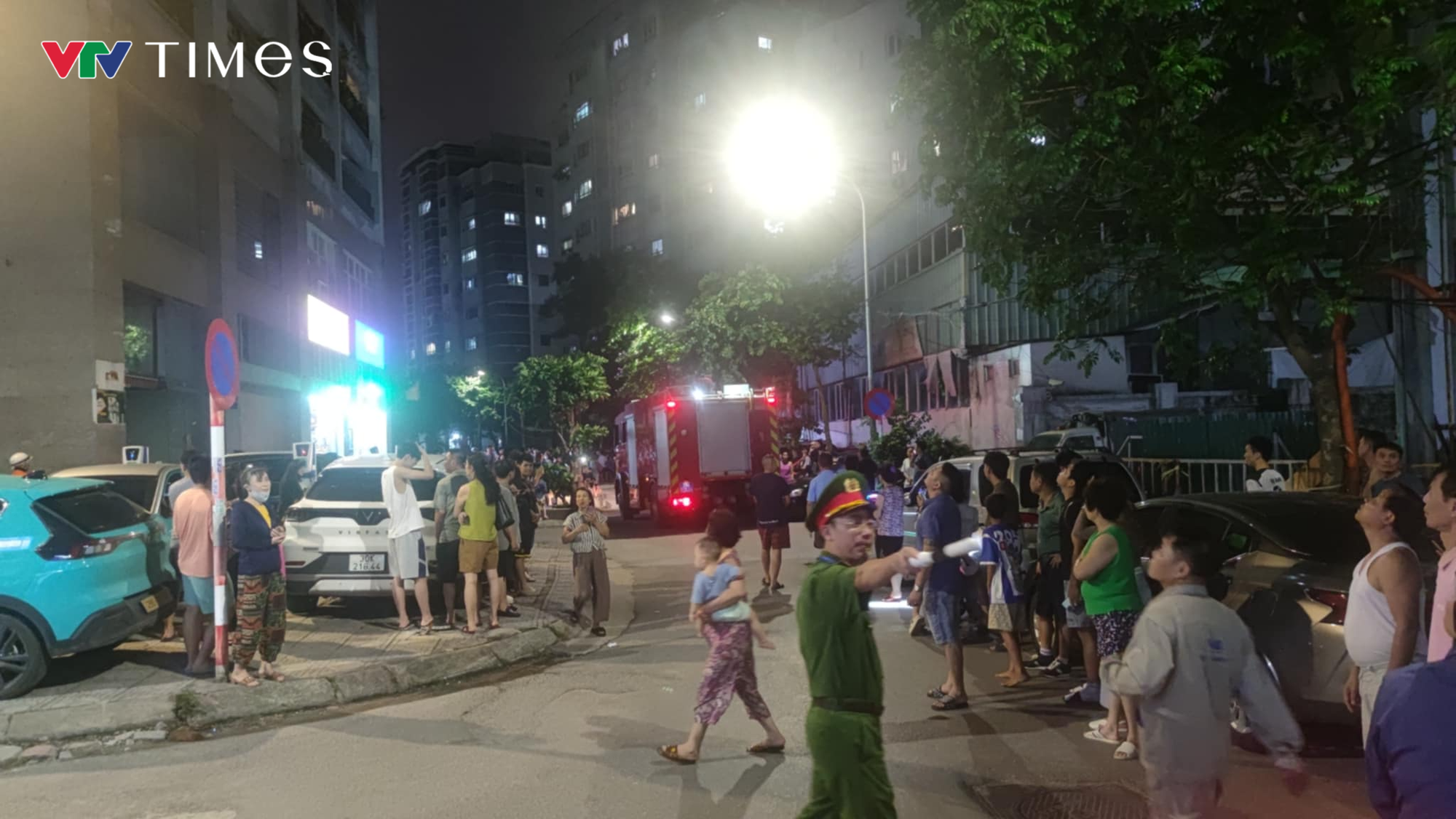 Cháy lớn ở tầng 27 chung cư C2 Xuân Đỉnh (Hà Nội), khói đen bốc nghi ngút- Ảnh 3.