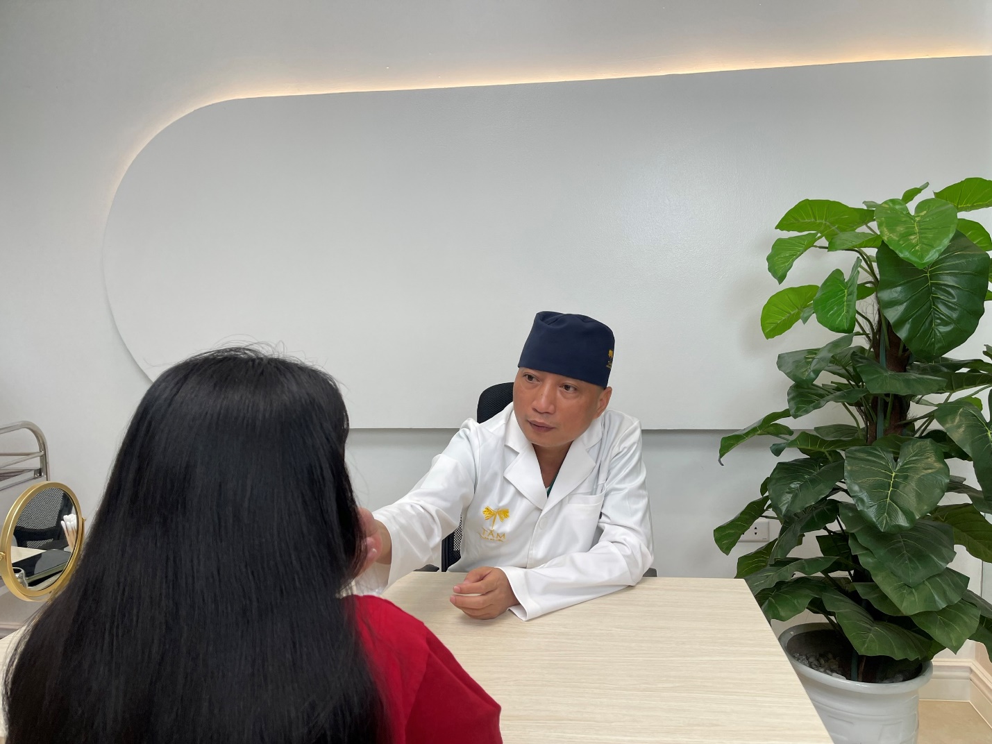 Sợ động dao kéo, nữ sinh nâng mũi bằng chỉ, 1 năm sau mũi biến dạng- Ảnh 2.