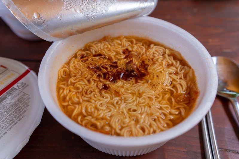 Tưởng "biết rồi khổ lắm nói mãi" vậy mà vẫn có người dùng lò vi sóng kiểu này mà không biết NGUY HIỂM kề bên- Ảnh 3.