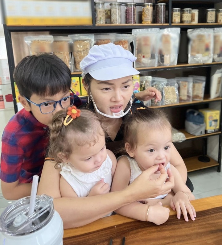 Á hậu Việt làm mẹ đơn thân của 5 nhóc tỳ: 2 lần cưới hụt, bí mật kết hôn ở Mỹ- Ảnh 5. Á hậu Việt làm mẹ đơn thân của 5 nhóc tỳ: 2 lần cưới hụt, bí mật kết hôn ở Mỹ- Ảnh 5.