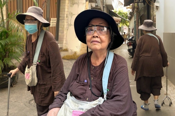 Cô đào nức tiếng một thời giờ sống cô độc, đi bán vé số kiếm cơm qua ngày- Ảnh 4. Cô đào nức tiếng một thời giờ sống cô độc, đi bán vé số kiếm cơm qua ngày- Ảnh 4.