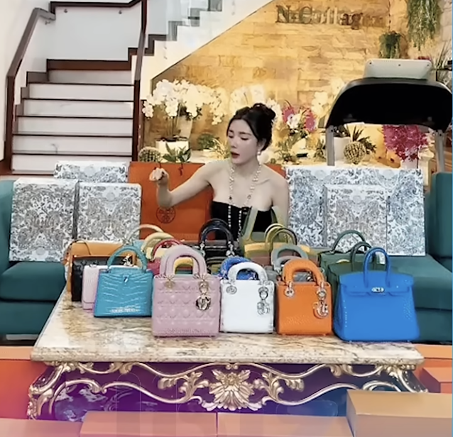 Ngân Collagen khoe dinh thự 500 tỉ đồng, dàn siêu xe, kim cương... trên mạng xã hội- Ảnh 8.