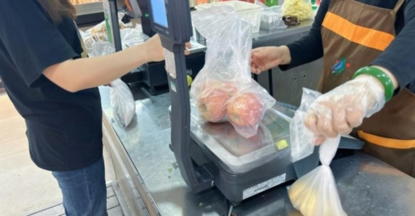 Tại sao túi nilon trắng ở siêu thị lại miễn phí?- Ảnh 2.