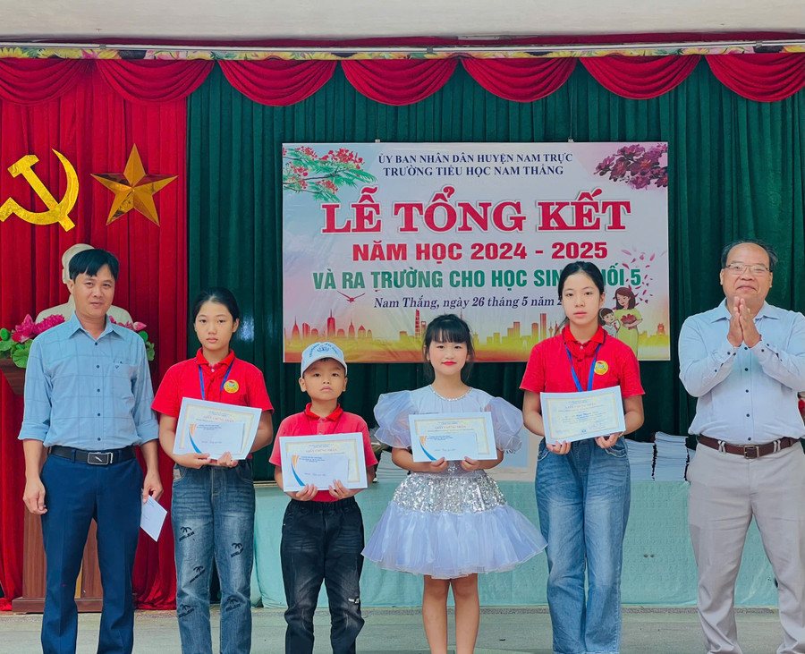 Không khí rộn ràng của thầy trò trong dịp bế giảng năm học- Ảnh 24.