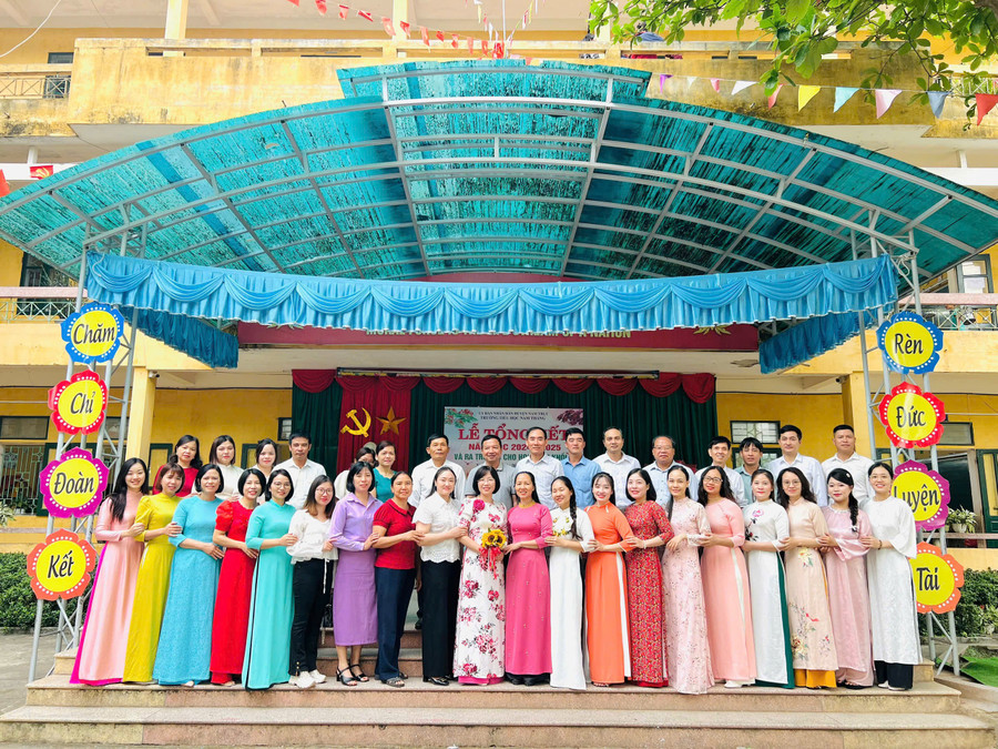 Không khí rộn ràng của thầy trò trong dịp bế giảng năm học- Ảnh 23.