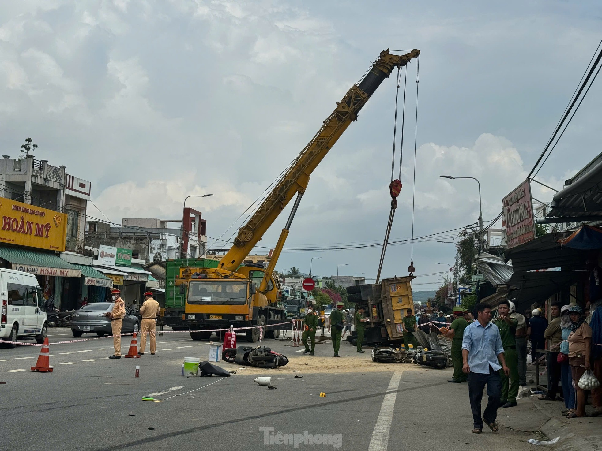 Người dân vẫn chưa hết ám ảnh, kể lại vụ xe tải đâm loạt xe máy khiến 4 người thương vong- Ảnh 2.