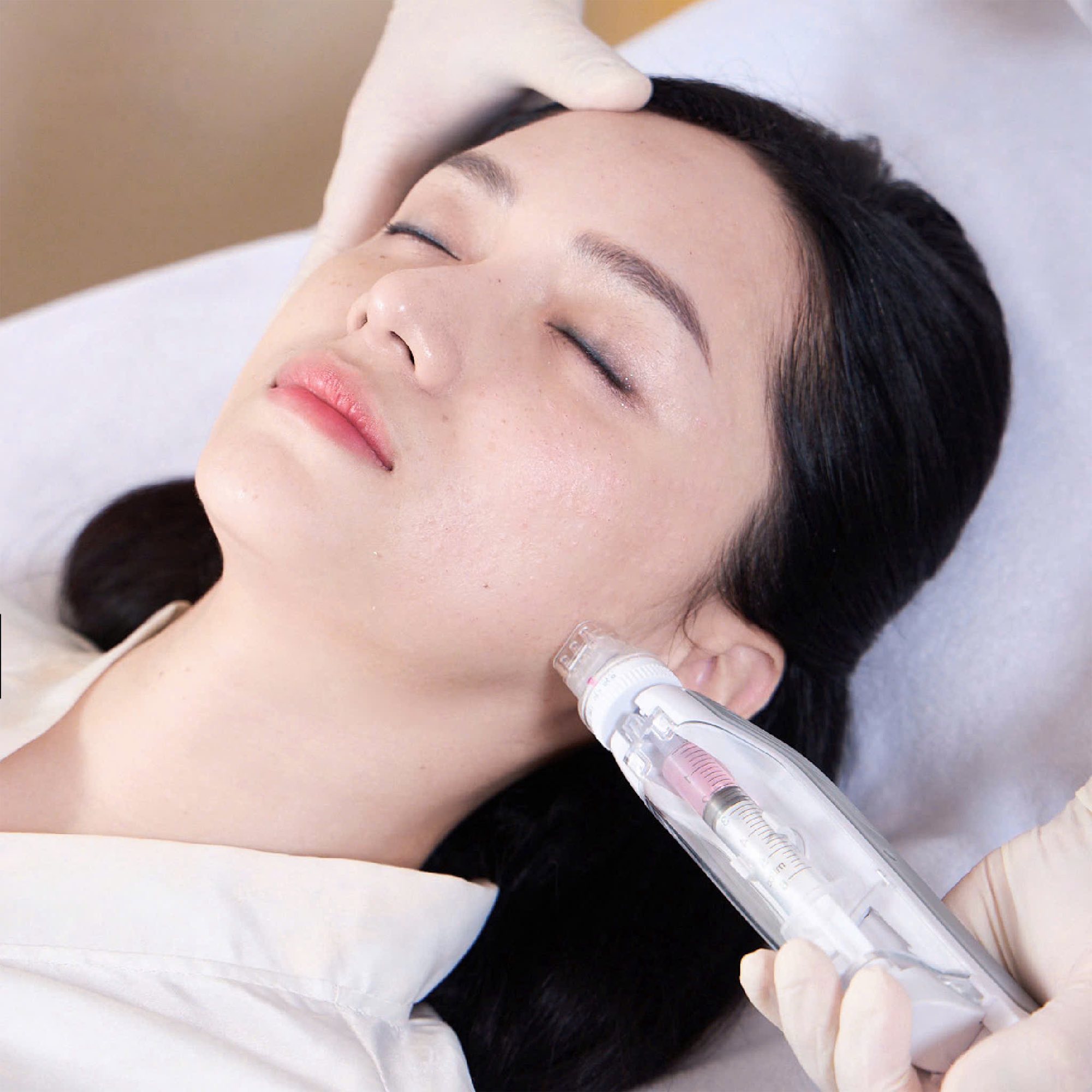 Hoa hậu Hương Giang da trắng, căng mọng collagen nhờ 1 kiểu bôi kem chống nắng, bảo sao thường xuyên ở ngoài trời cũng không hề "xi nhê"- Ảnh 8.