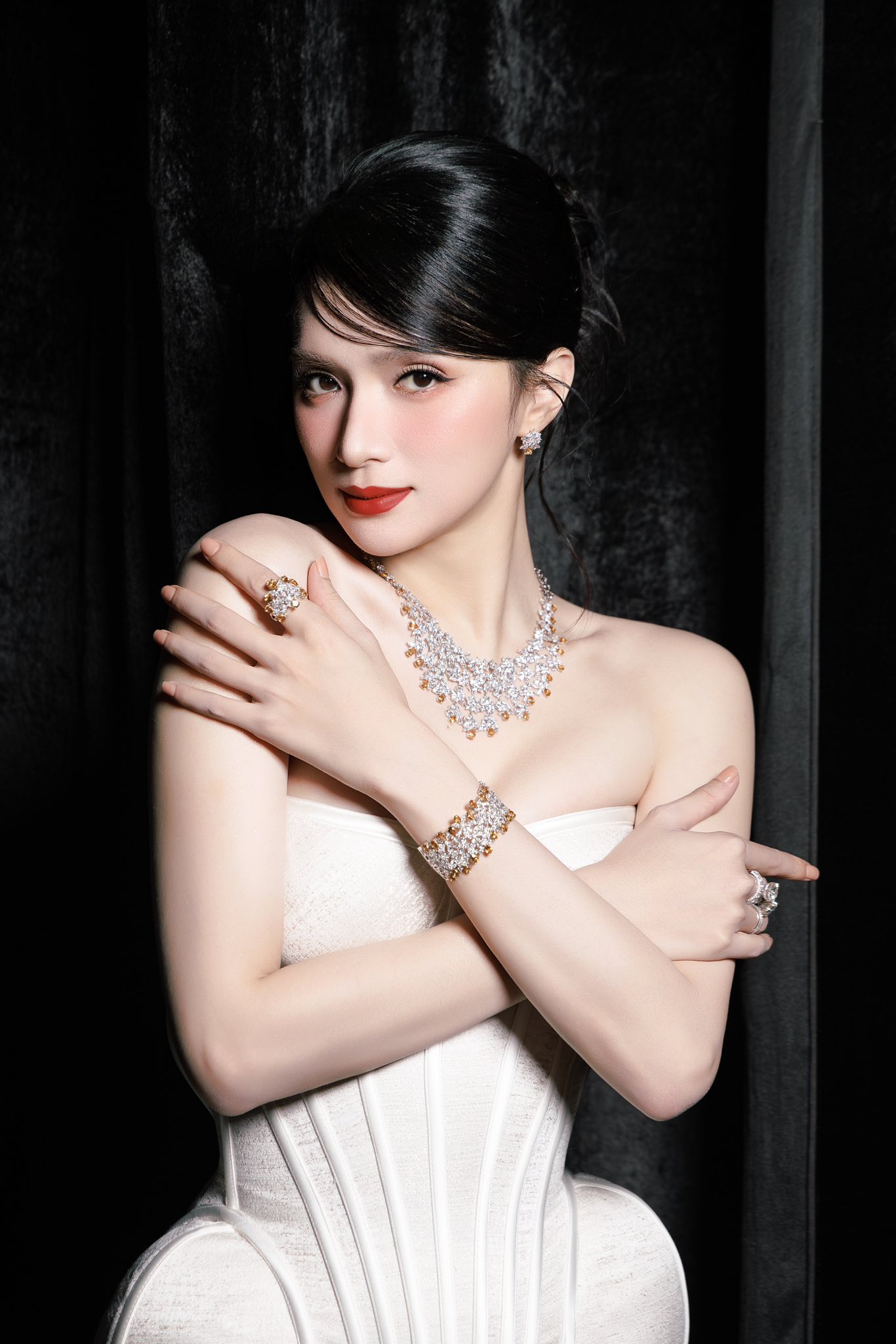 Hoa hậu Hương Giang da trắng, căng mọng collagen nhờ 1 kiểu bôi kem chống nắng, bảo sao thường xuyên ở ngoài trời cũng không hề "xi nhê"- Ảnh 4.