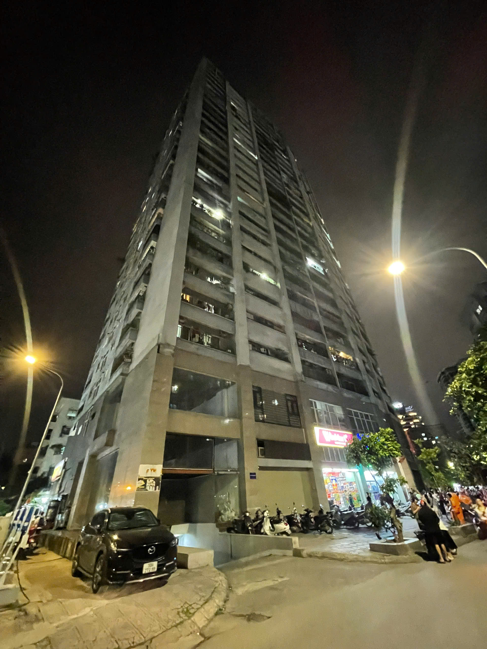 Hà Nội: Lửa bốc cháy ngùn ngụt tại một toà chung cư, người dân hoảng loạn tháo chạy- Ảnh 5.