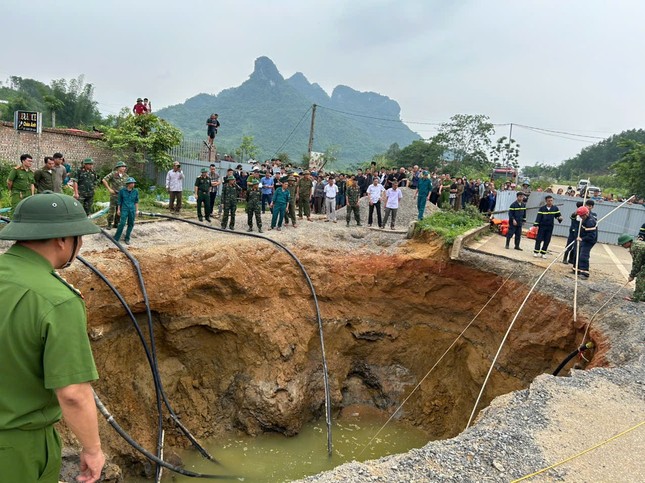 Bơm nước tìm người và xe rơi xuống 'hố tử thần' ở Bắc Kạn- Ảnh 1.