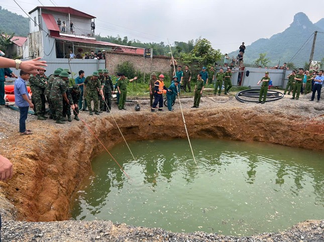 Bơm nước tìm người và xe rơi xuống 'hố tử thần' ở Bắc Kạn- Ảnh 2.