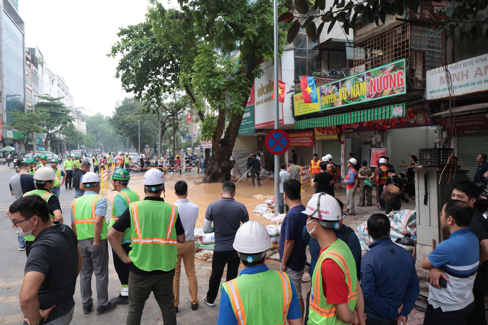 Ban Quản lý Đường sắt đô thị Hà Nội nói gì về hiện tượng bùn đất phun trào trên phố Cát Linh?- Ảnh 1.