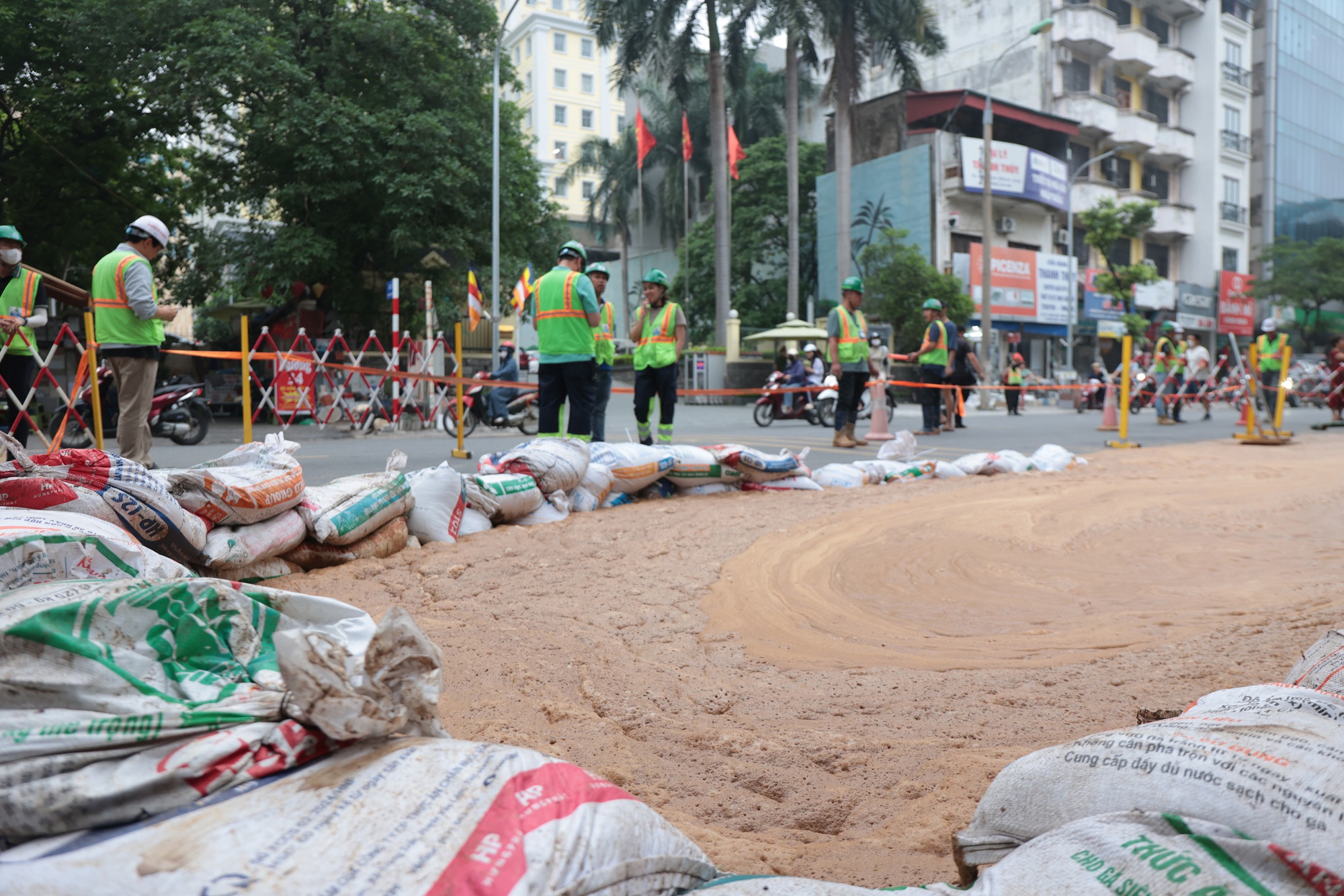 Hà Nội: Bùn đất bất ngờ phun lên, tràn lênh láng ra đường trên phố Cát Linh- Ảnh 6.