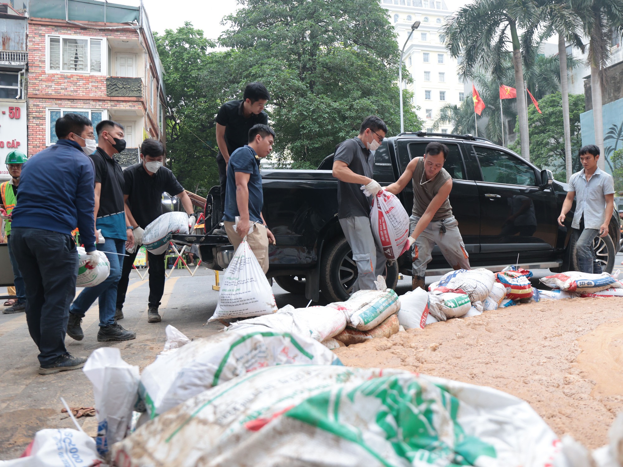Hà Nội: Bùn đất bất ngờ phun lên, tràn lênh láng ra đường trên phố Cát Linh- Ảnh 4.