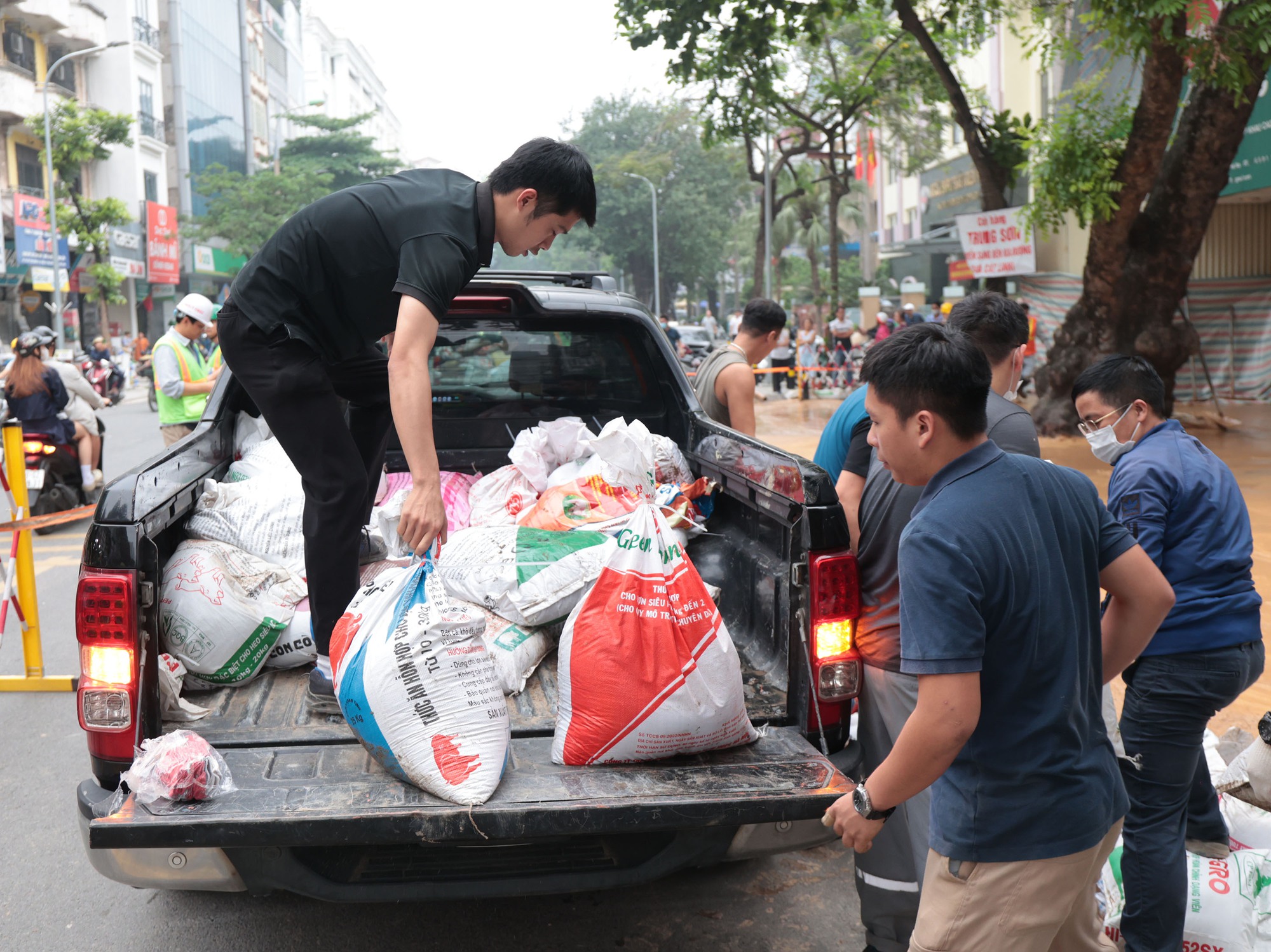 Hà Nội: Bùn đất bất ngờ phun lên, tràn lênh láng ra đường trên phố Cát Linh- Ảnh 3.