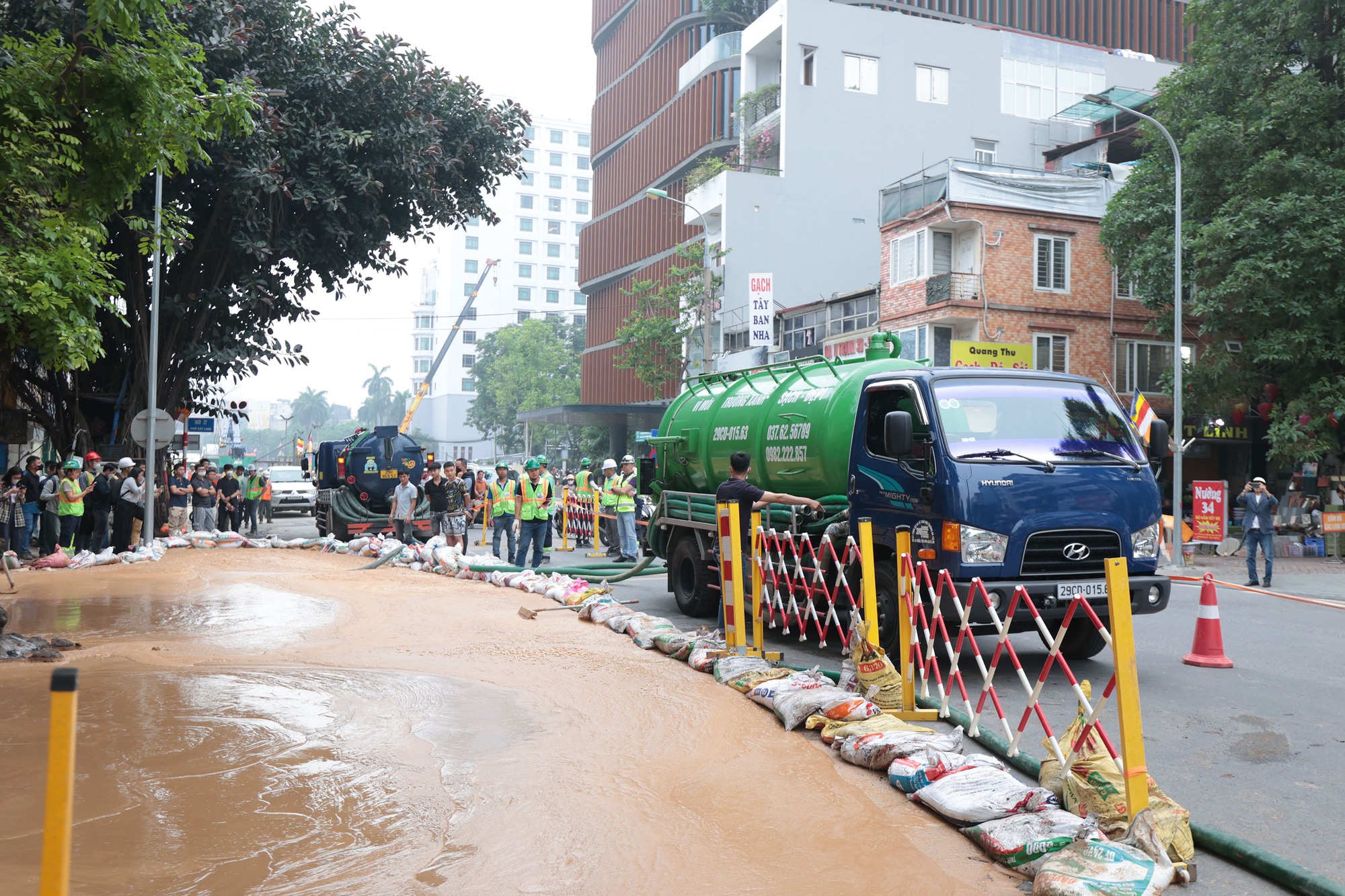 Hà Nội: Bùn đất bất ngờ phun lên, tràn lênh láng ra đường trên phố Cát Linh- Ảnh 8.