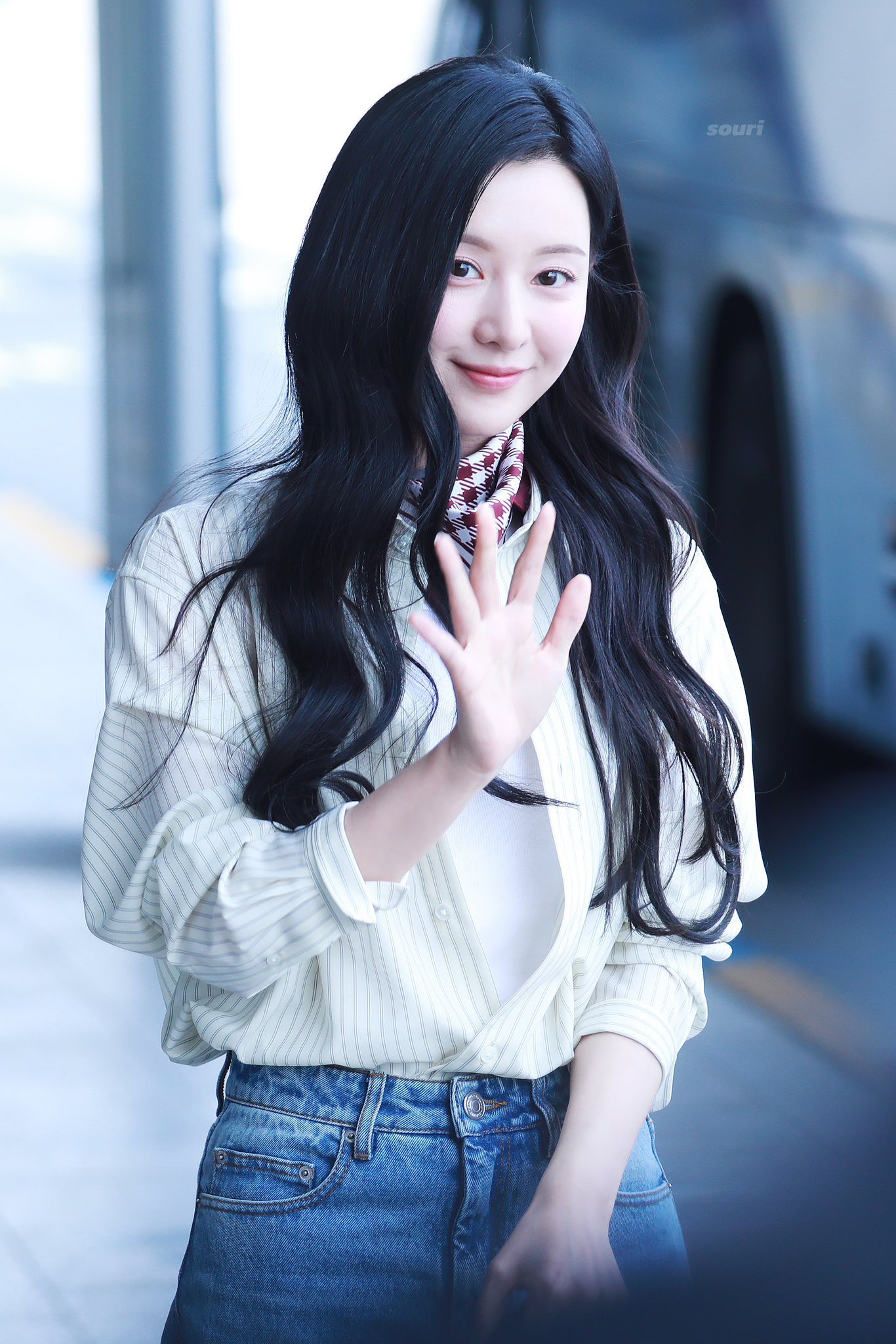 Kim Ji Won với áo sơ mi chắc chắn là 1 cặp bài trùng!- Ảnh 4.