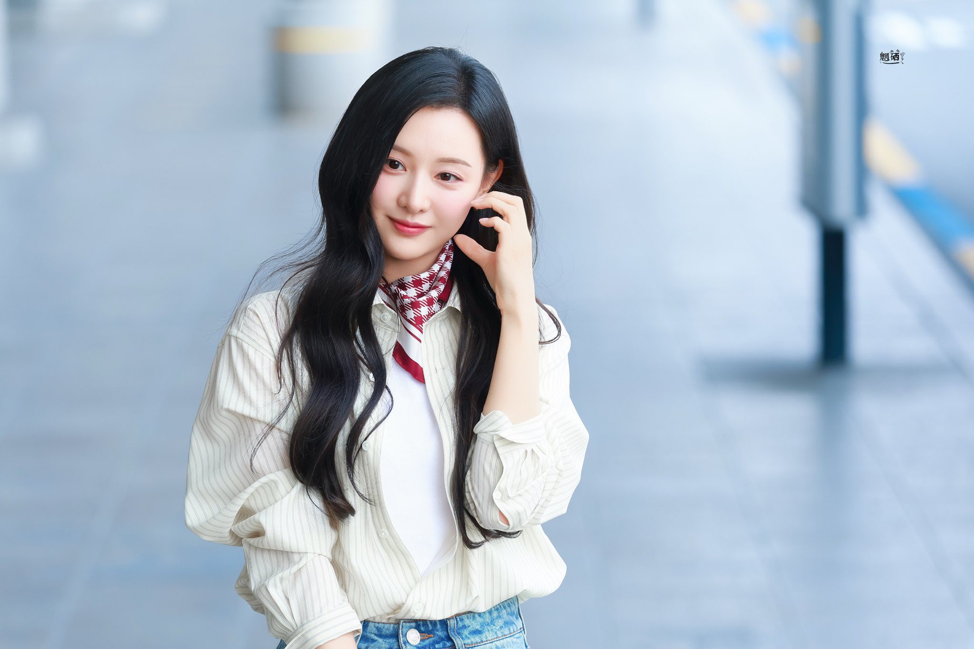 Kim Ji Won với áo sơ mi chắc chắn là 1 cặp bài trùng!- Ảnh 3.