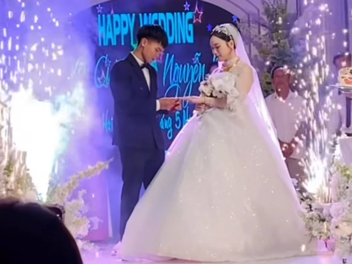 Ảnh hiếm vợ Hồ Văn Cường vàng đeo trĩu cổ lộ diện trong đám cưới ở quê, nhan sắc qua cam thường gây chú ý- Ảnh 2.
